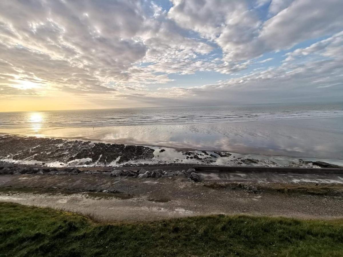 A côté de la mer Ault Exterior foto